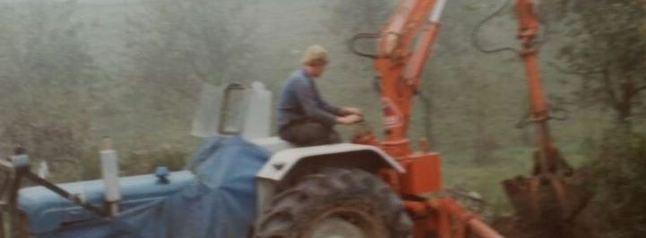 Archieffoto van een machinist op een oude graafmachine