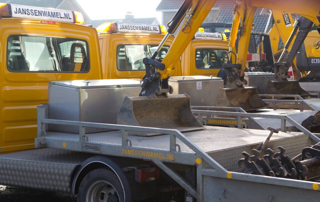 Graafmachines op aanhangers van Janssen Wamel